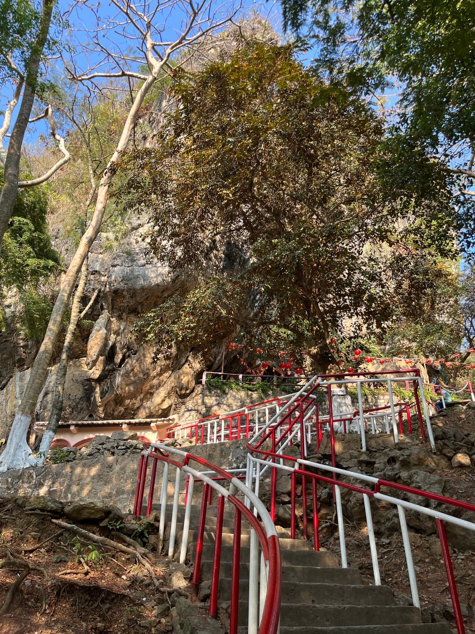 Mountain Temple, ha tien