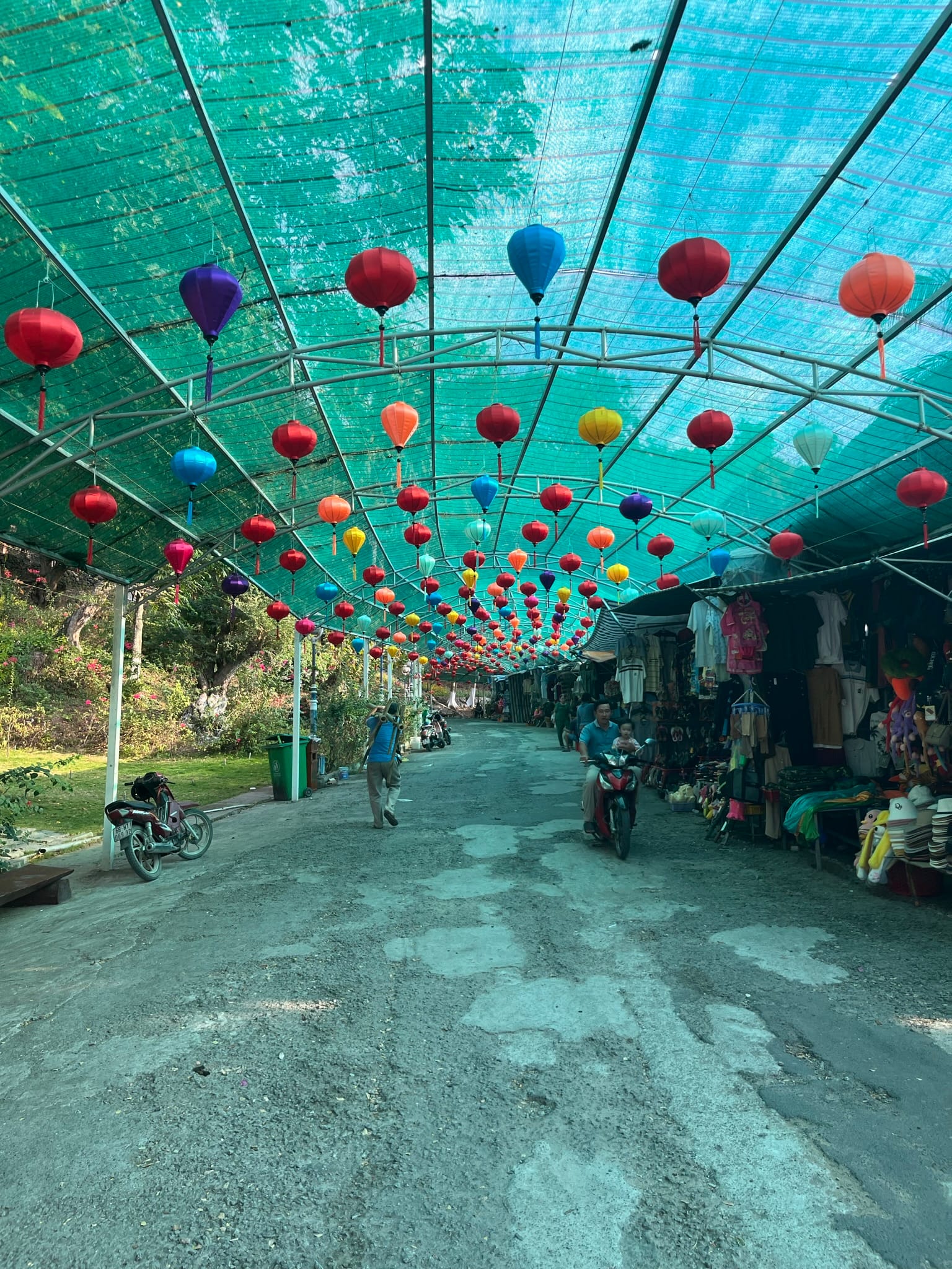 Markets beside the temple, ha tien